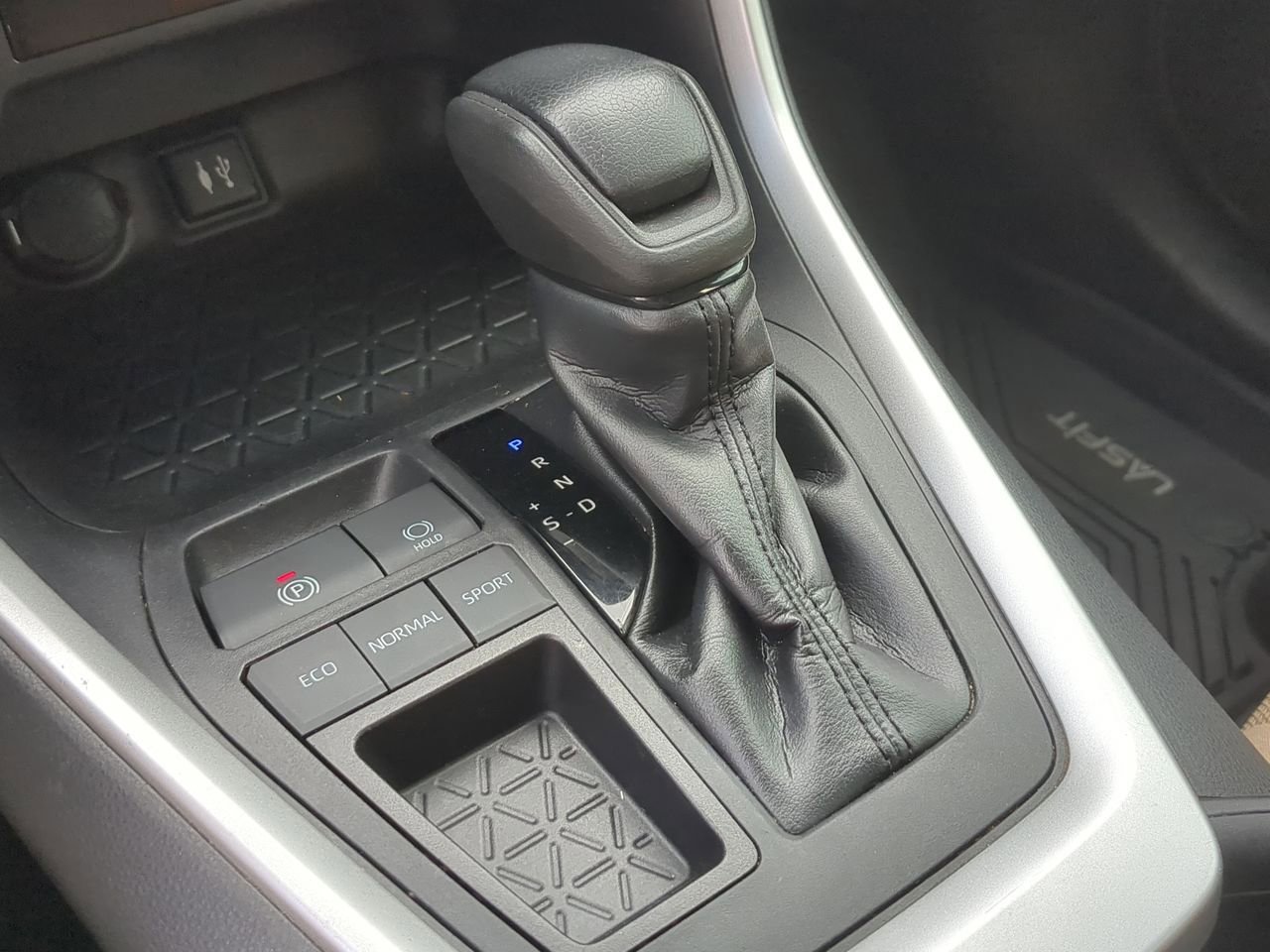 Used 2019 Toyota RAV4 LE image 15