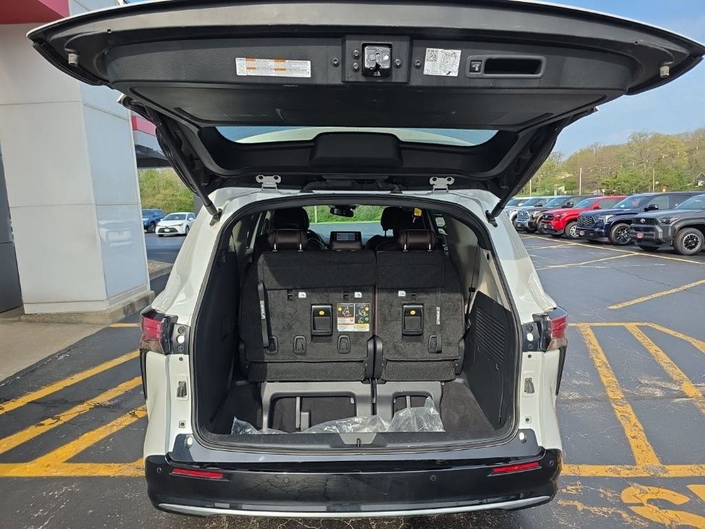 Used 2024 Toyota Sienna Platinum AWD/4WD image 6