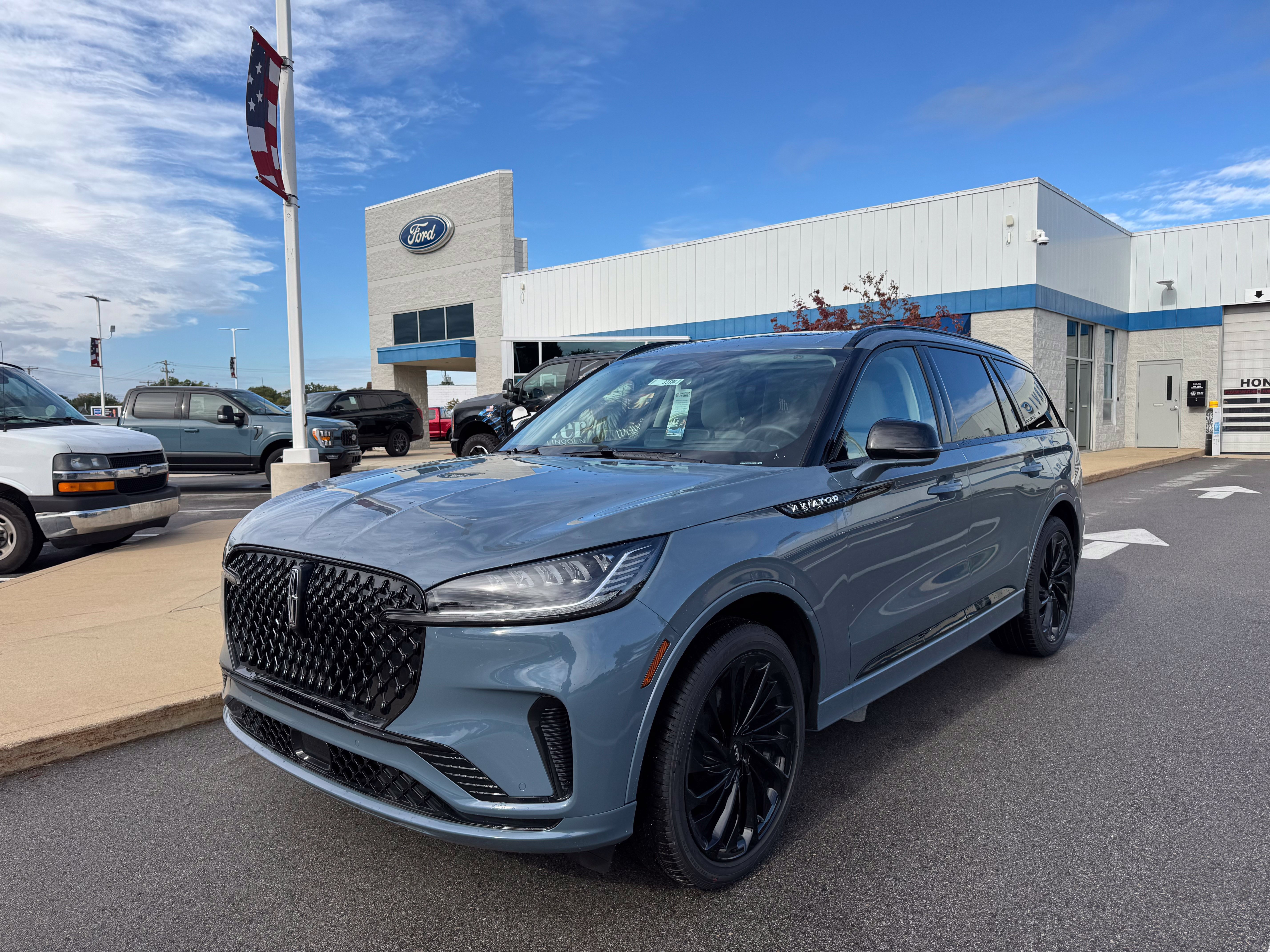 New 2026 Lincoln Aviator Reserve w/ Jet Appearance Package AWD/4WD image 3