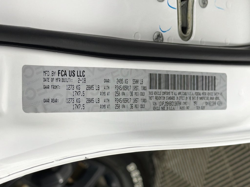 Used 2019 Jeep Cherokee Trailhawk AWD/4WD image 32