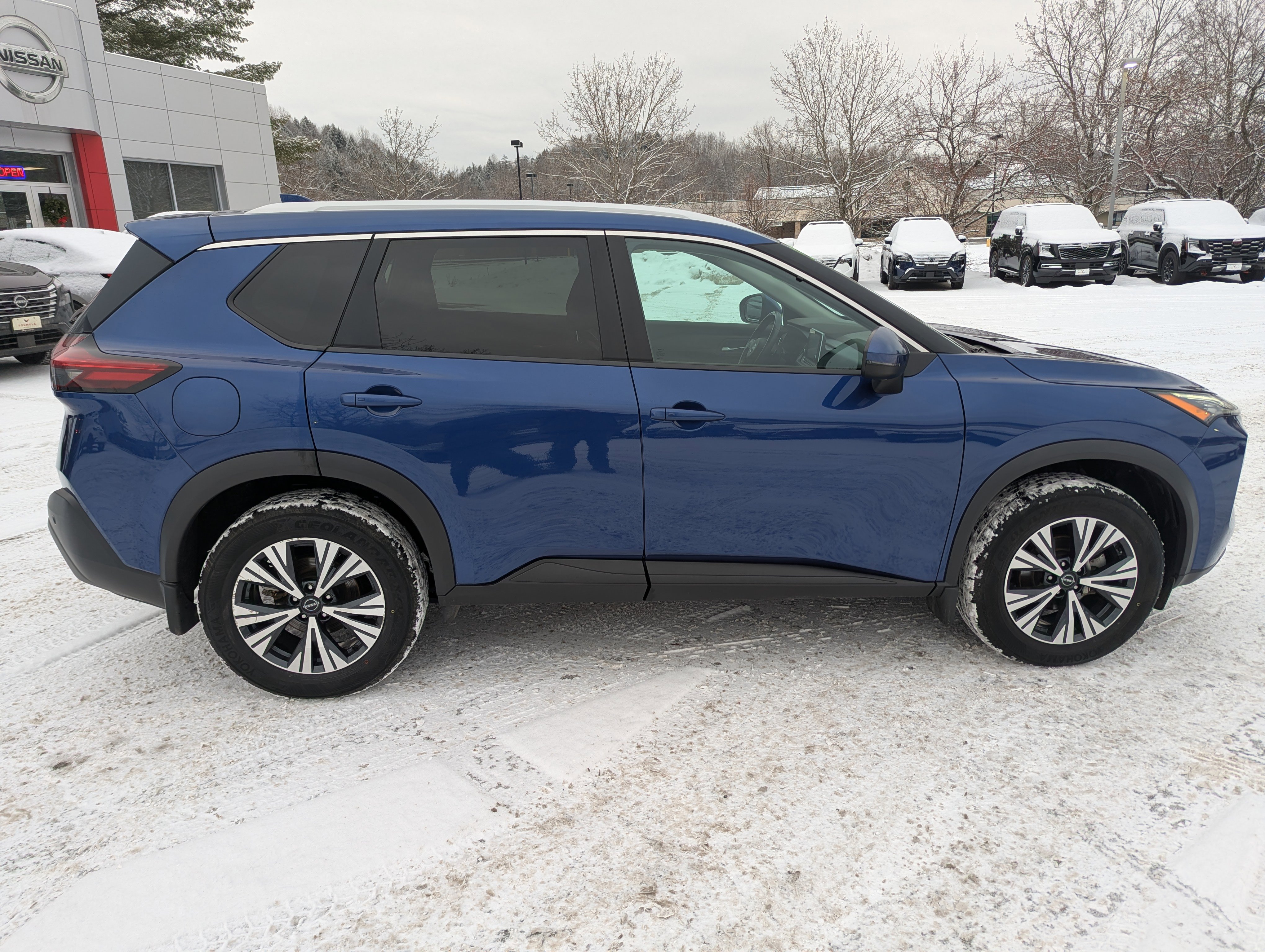 Used 2023 Nissan Rogue SV w/ SV Premium Package image 8