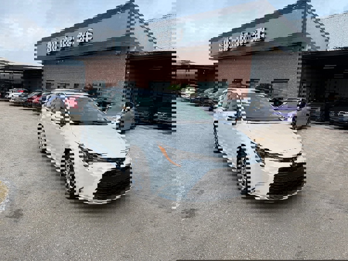 Used 2023 Toyota Corolla LE image 2