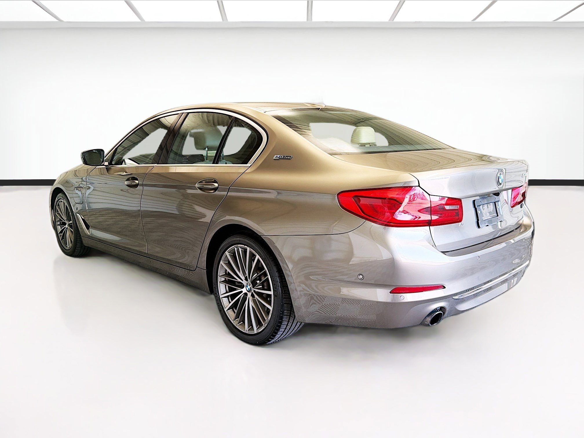 Used 2019 BMW 530e w/ Luxury Package RWD image 6