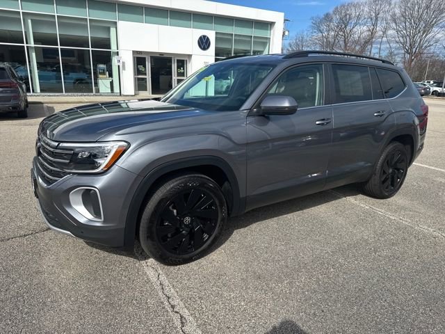 Used 2025 Volkswagen Atlas SE image 3
