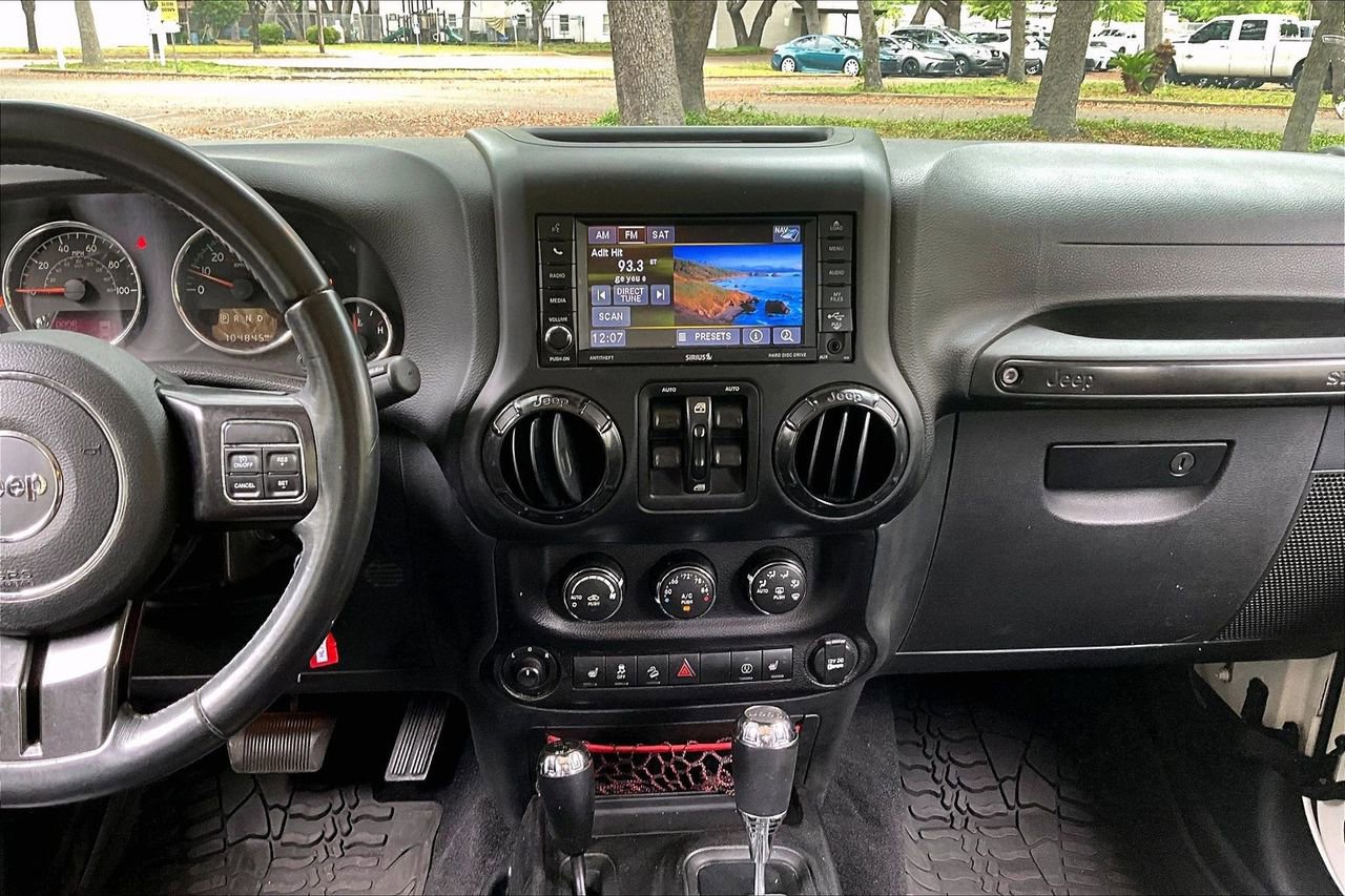 Used 2017 Jeep Wrangler Unlimited Rubicon AWD/4WD image 9