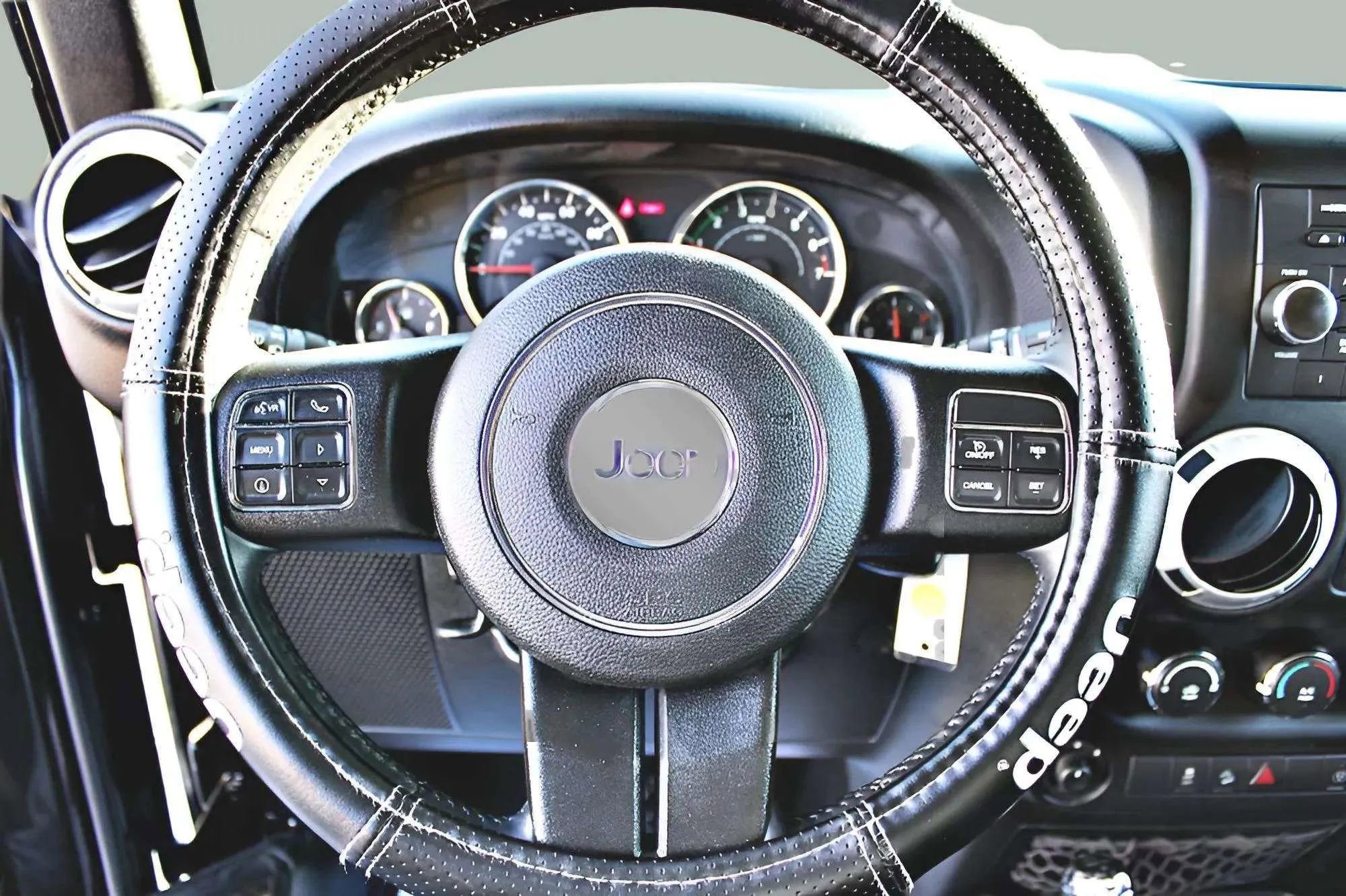 Used 2015 Jeep Wrangler Unlimited Sahara w/ Connectivity Group AWD/4WD image 10