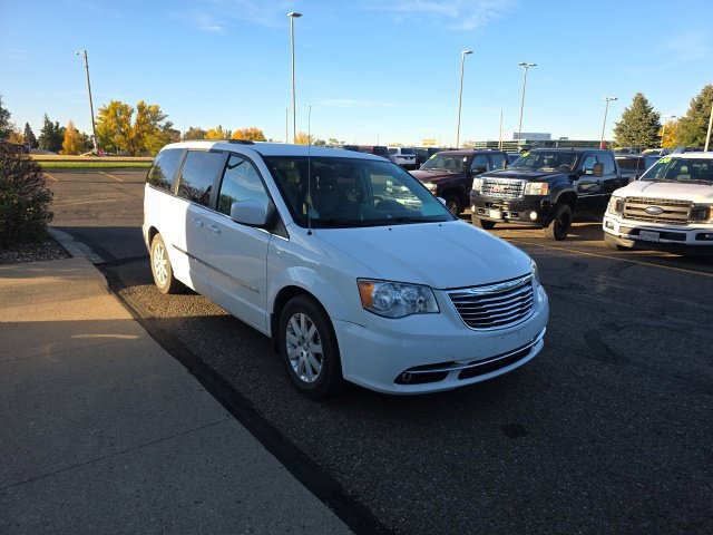 Used 2015 Chrysler Town & Country Touring FWD image 3