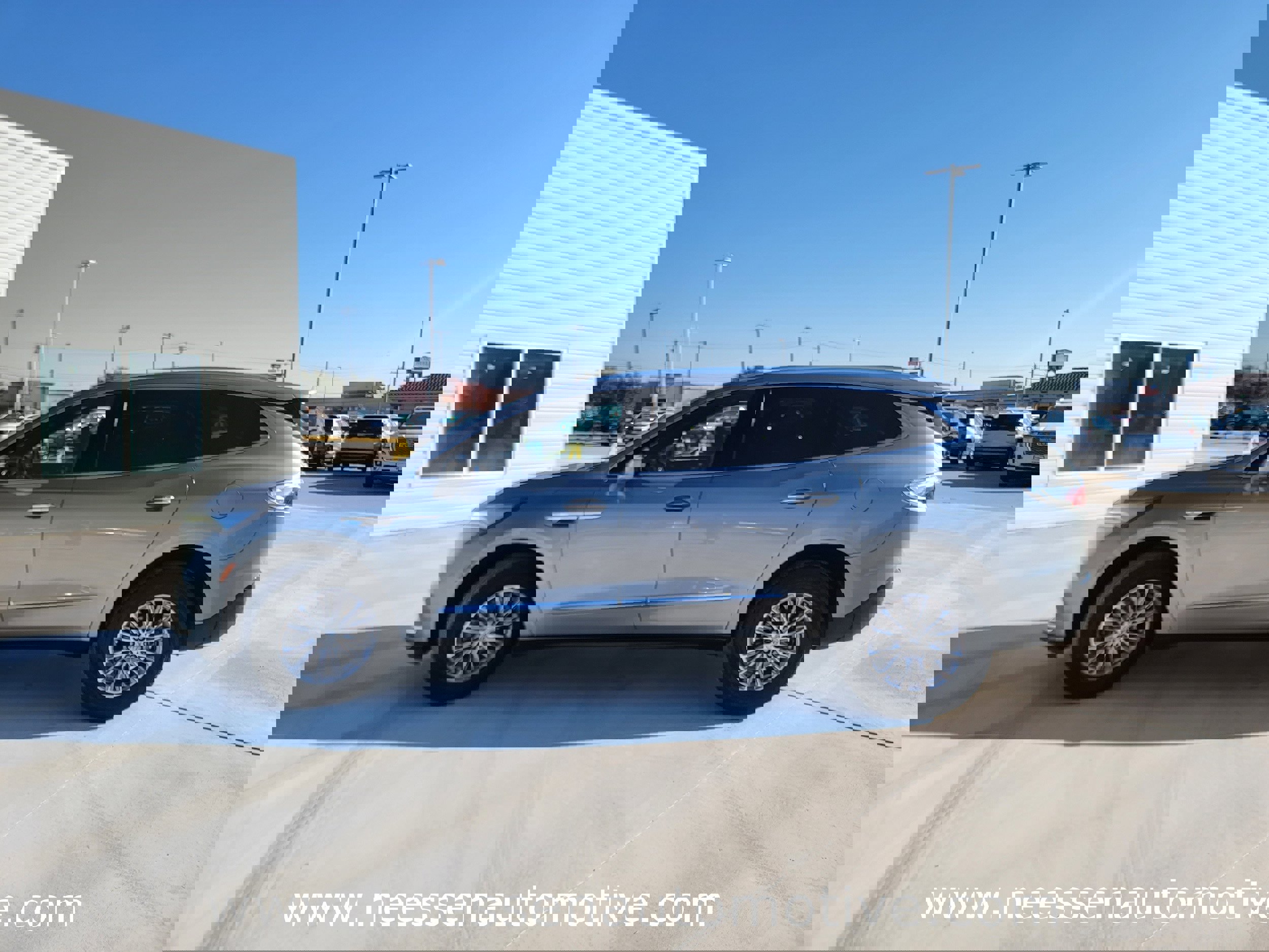 Used 2023 Buick Enclave Essence image 4