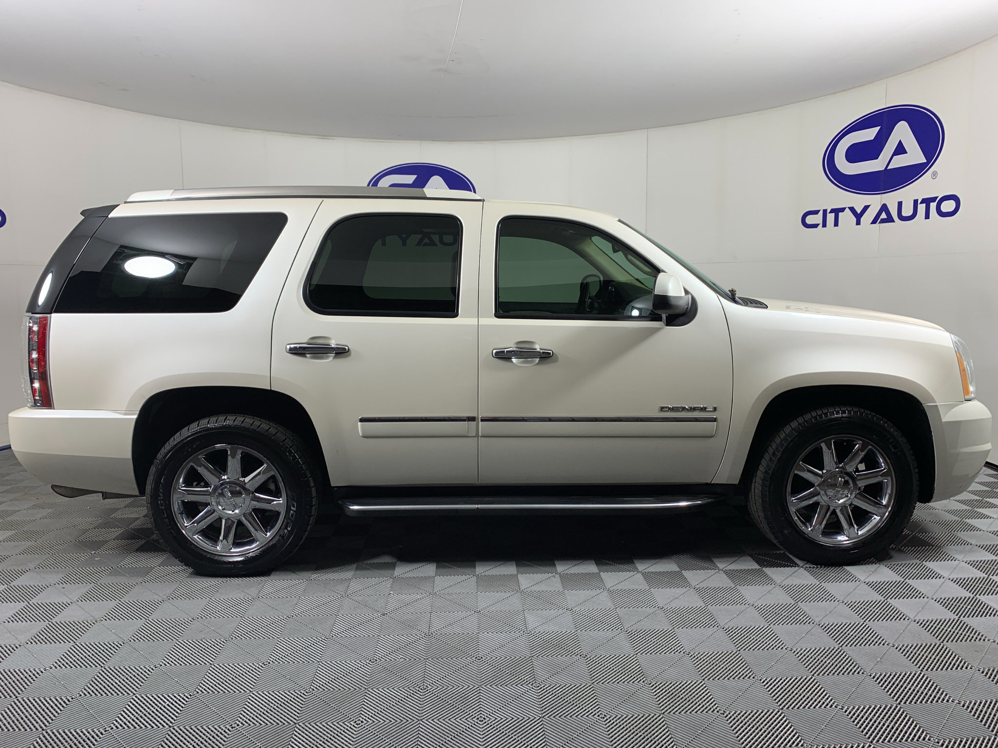 Used 2014 GMC Yukon Denali RWD image 2