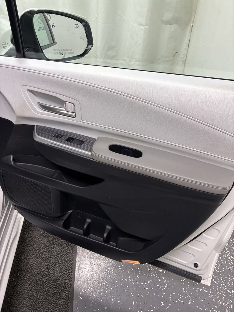 Used 2025 Toyota Sienna XLE AWD/4WD image 34