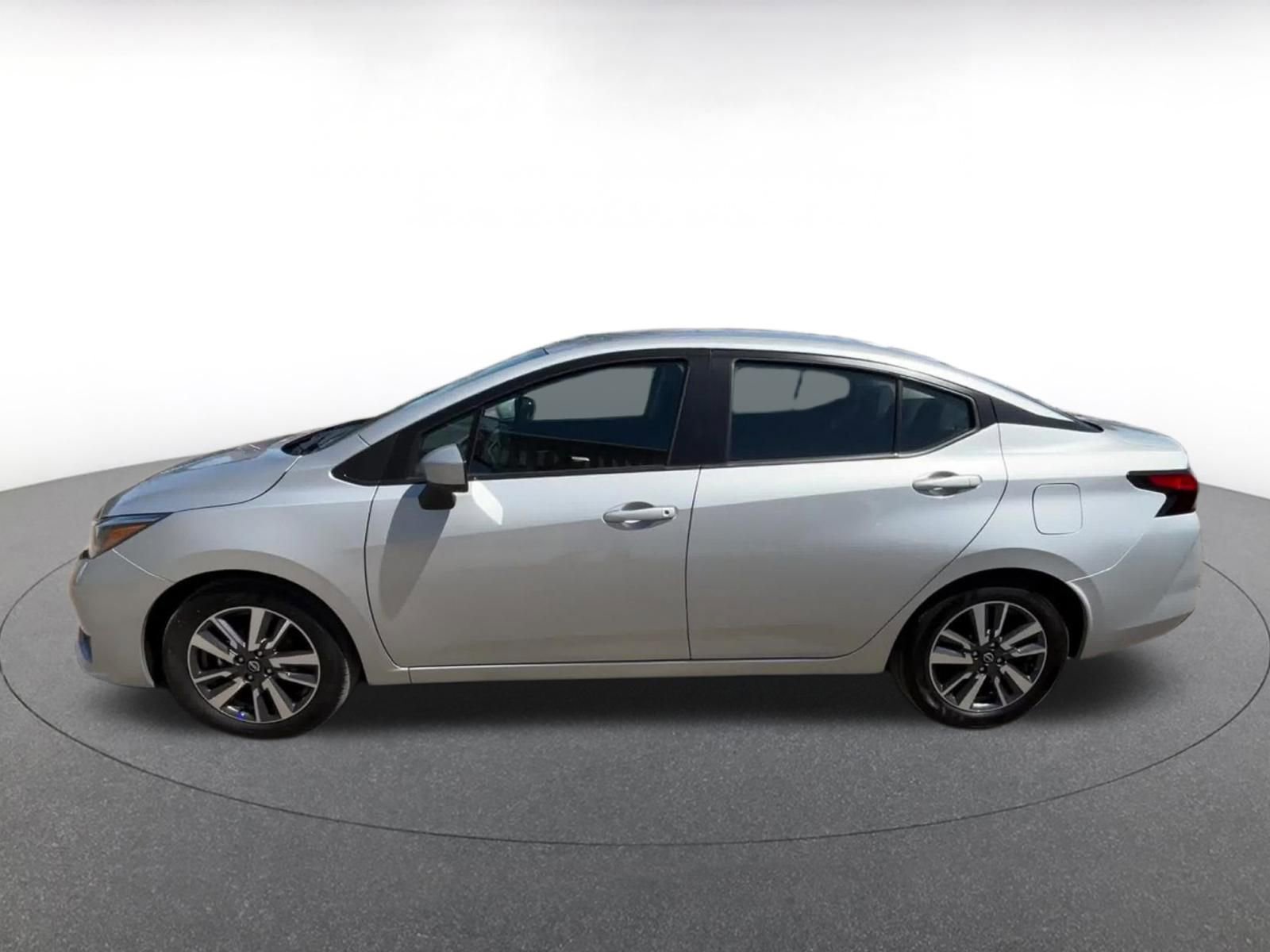 Used 2025 Nissan Versa SV image 9