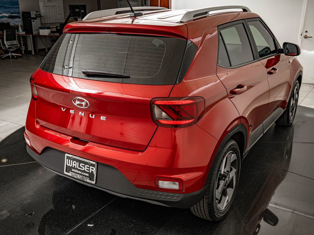 Used 2025 Hyundai Venue Limited FWD image 15