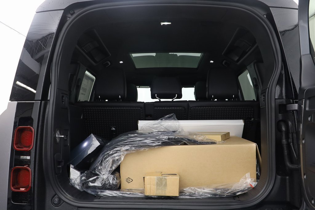 New 2024 Land Rover Defender 110 SE image 18