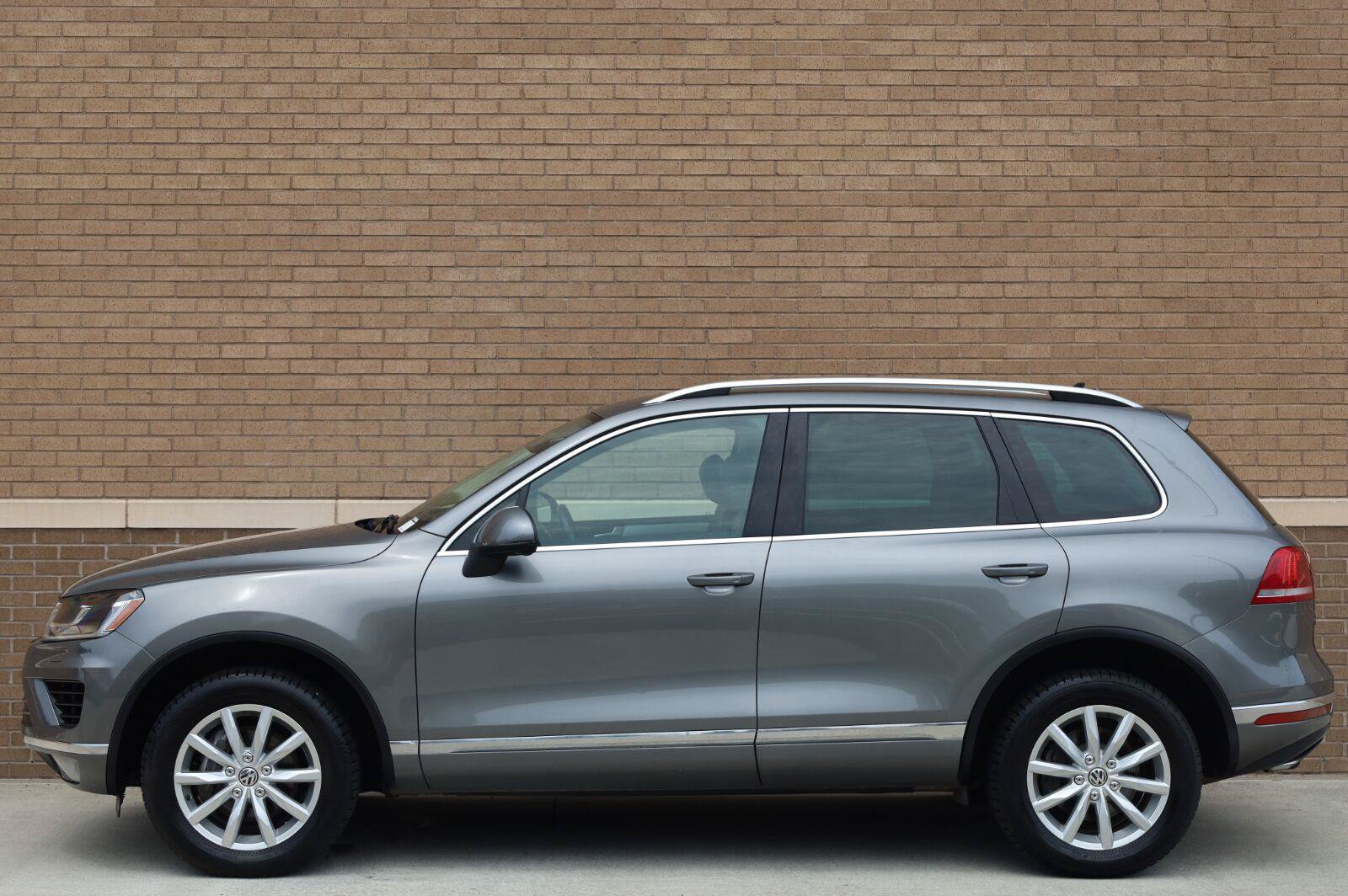 Used 2017 Volkswagen Touareg Sport AWD/4WD image 2