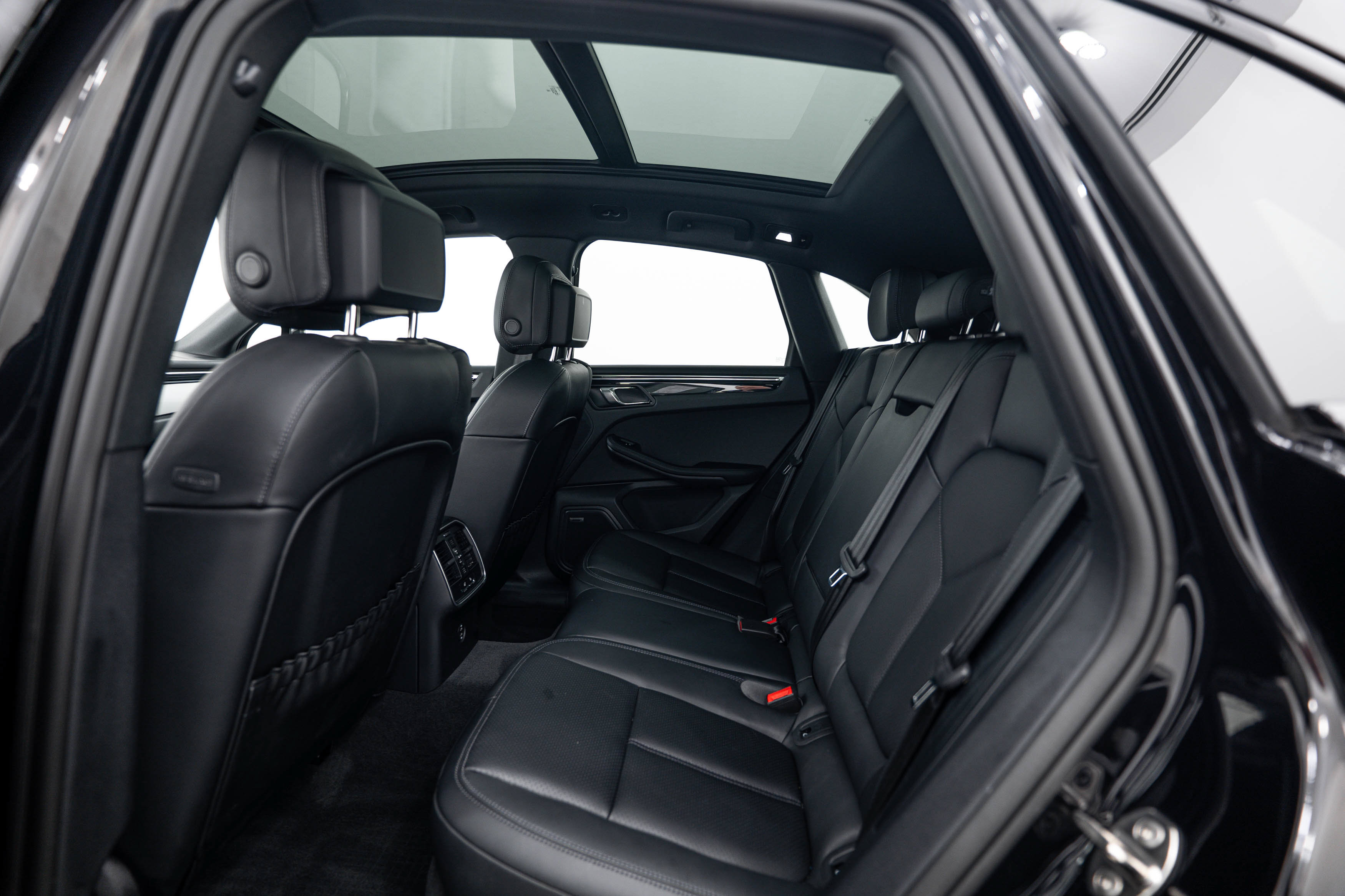 Certified 2026 Porsche Macan Turbo AWD/4WD image 20