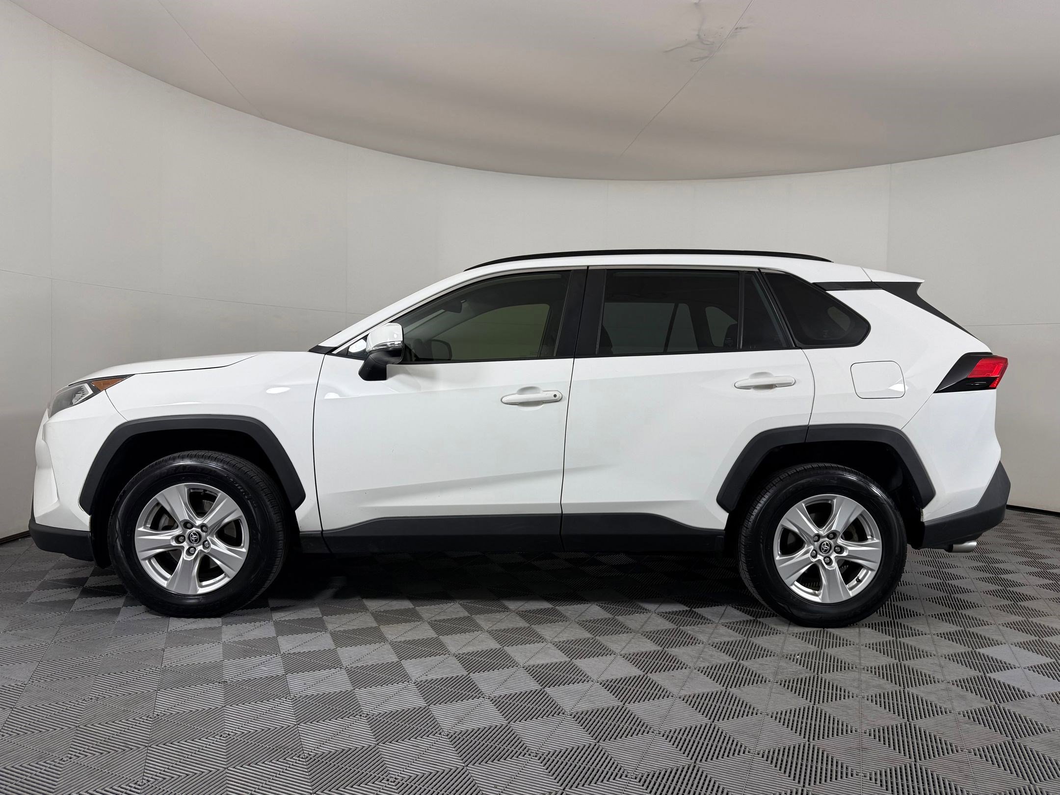 Used 2020 Toyota RAV4 XLE image 2