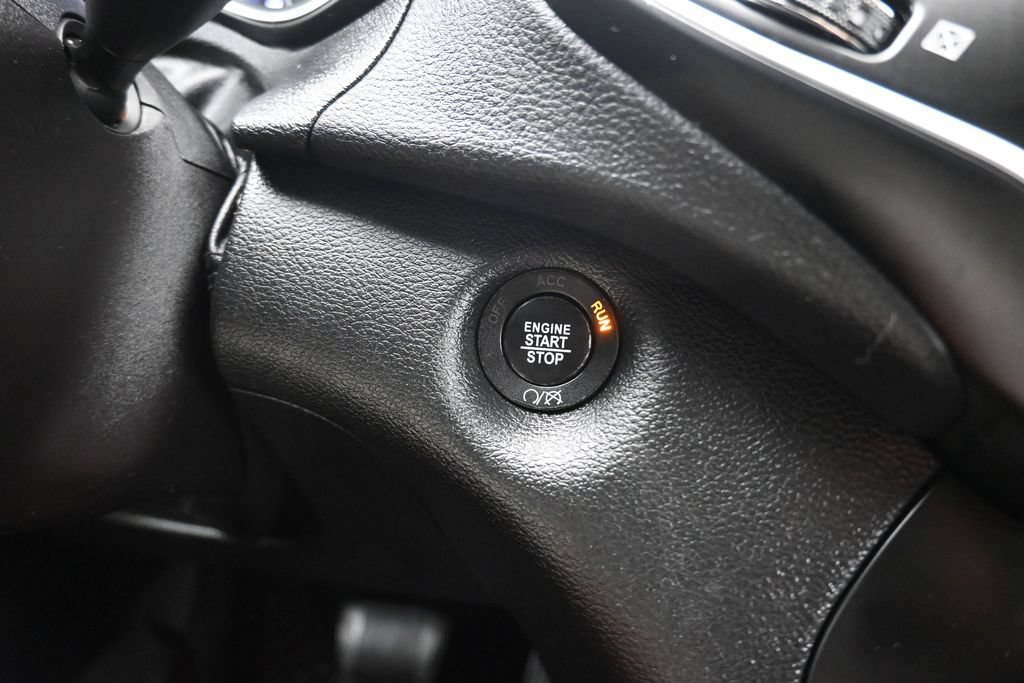 Used 2019 Jeep Cherokee Latitude Plus w/ Cold Weather Group AWD/4WD image 20