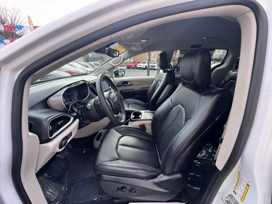 Used 2024 Chrysler Pacifica Touring-L image 9