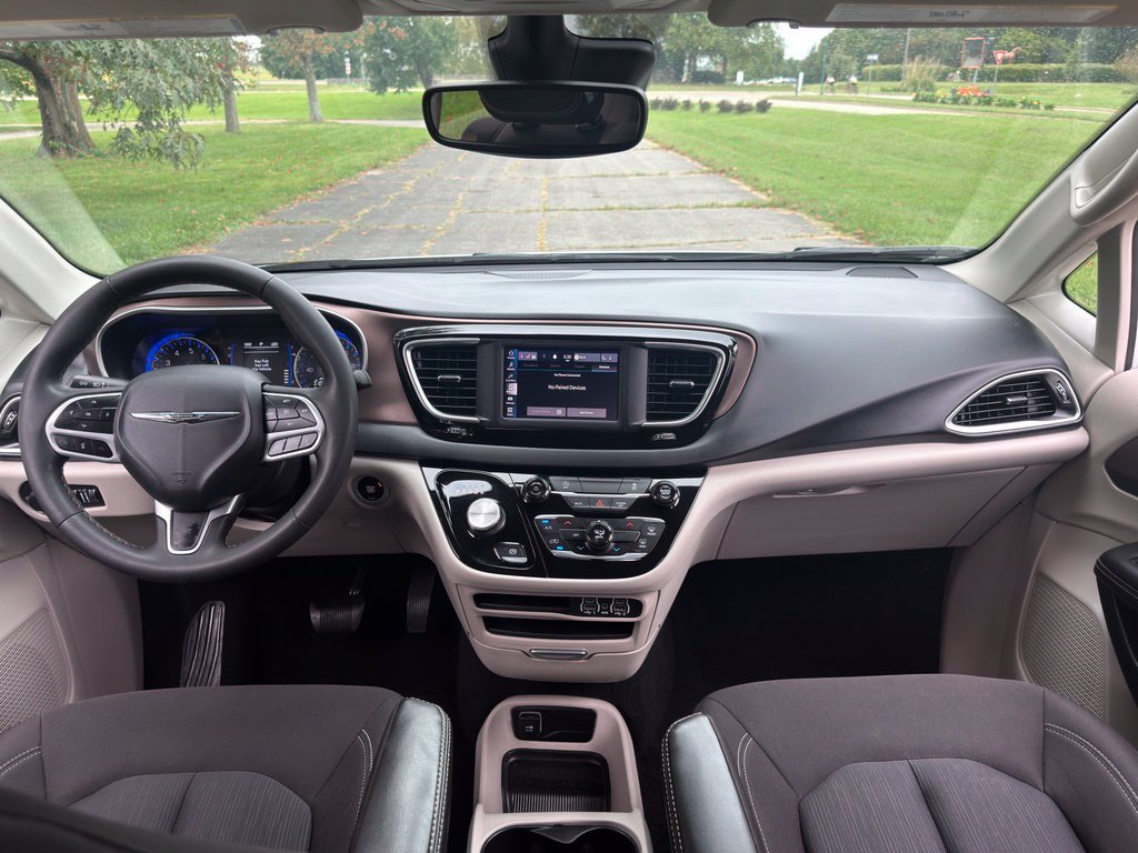 Used 2023 Chrysler Voyager LX FWD image 2