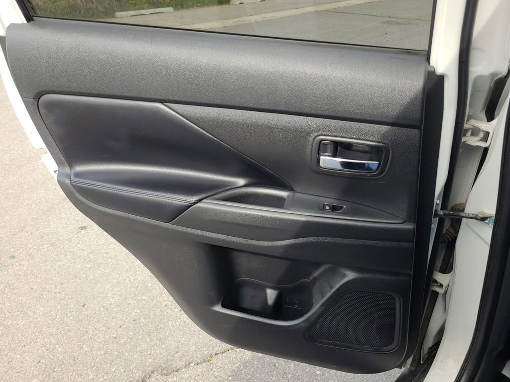 Used 2019 Mitsubishi Outlander SEL AWD/4WD image 27