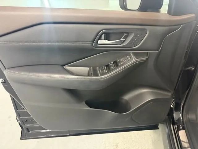 Used 2023 Nissan Rogue SL w/ SL Premium Package FWD image 12