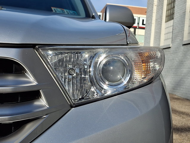 Used 2012 Toyota Highlander Limited w/ Tow Pkg image 9
