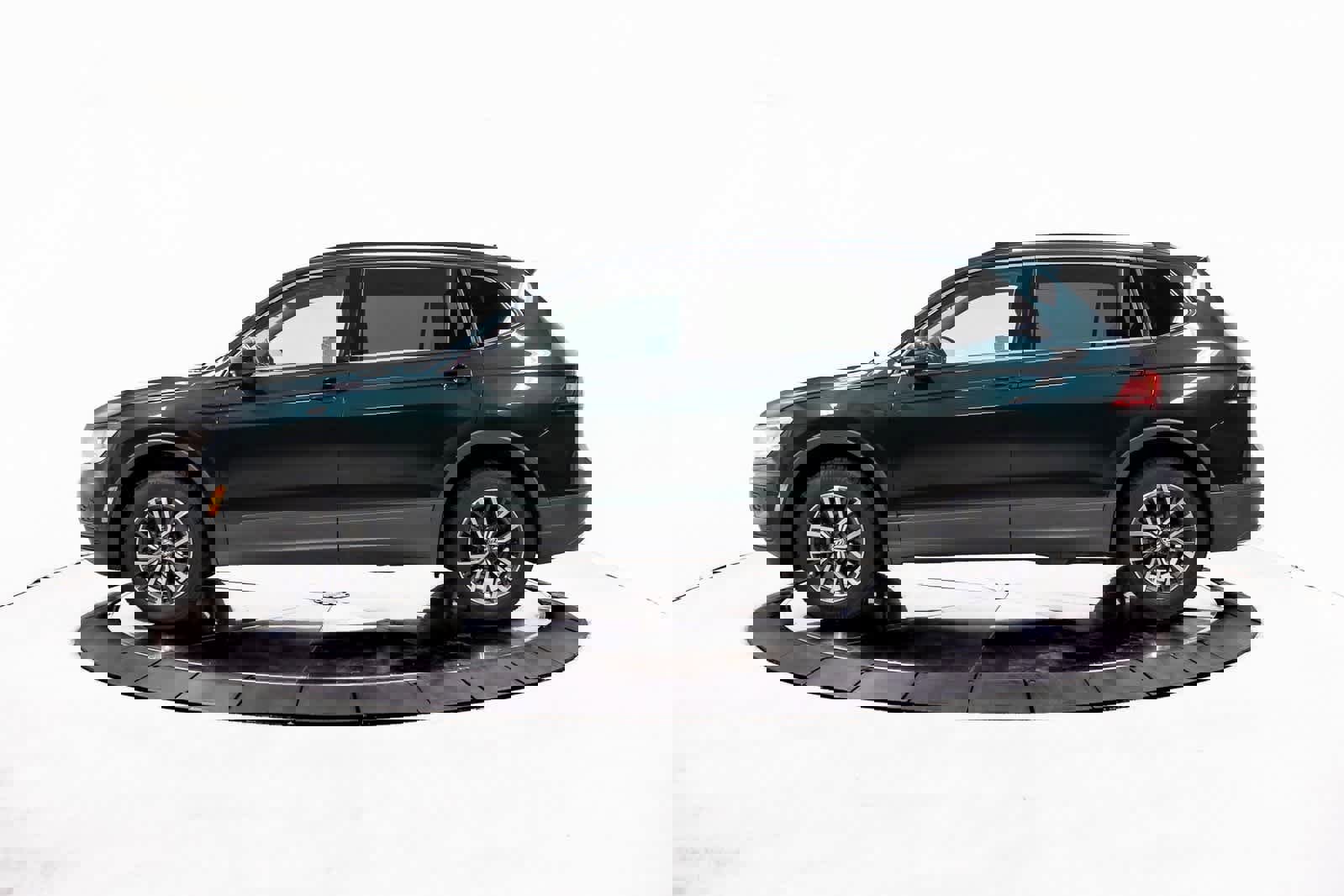 Used 2019 Volkswagen Tiguan SE w/ Panoramic Sunroof Package image 2