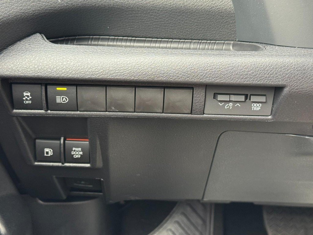 Used 2026 Toyota Sienna Limited FWD image 27