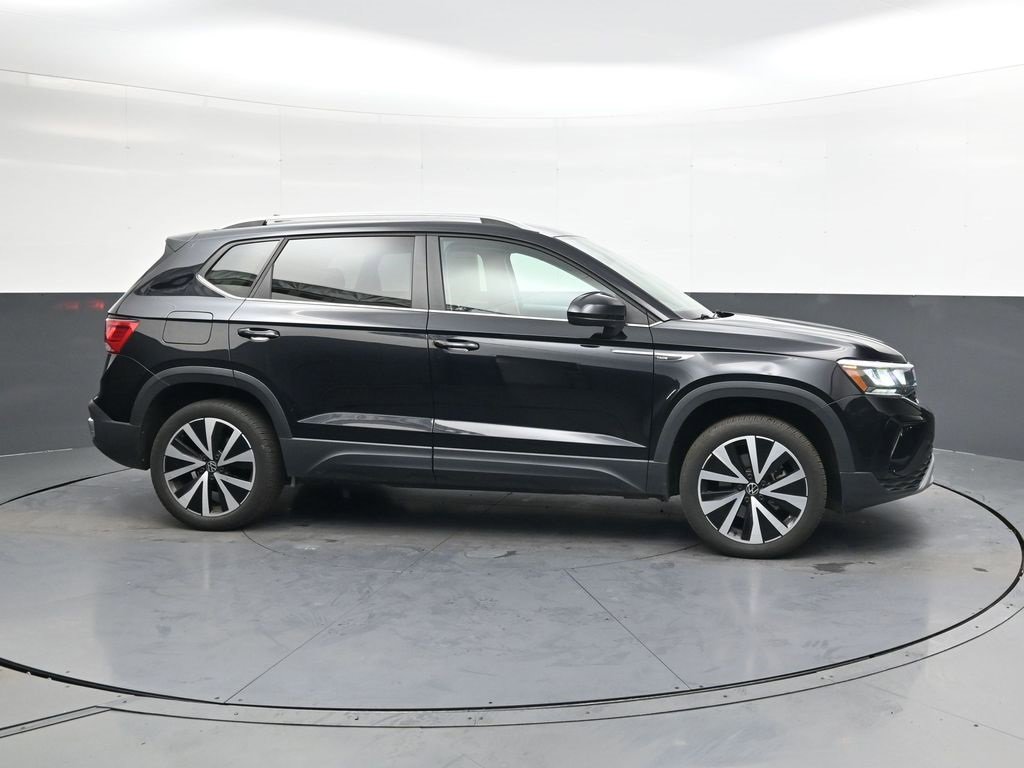 Used 2024 Volkswagen Taos SE image 3