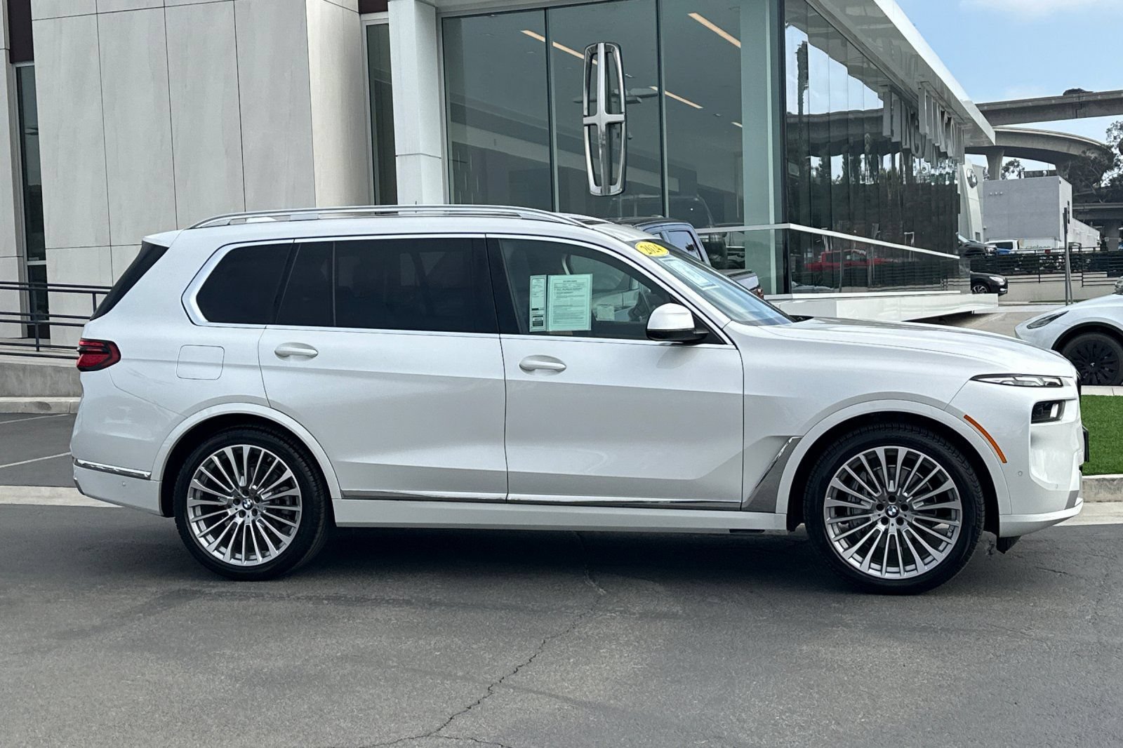 Used 2024 BMW X7 xDrive40i w/ Premium Package AWD/4WD image 2