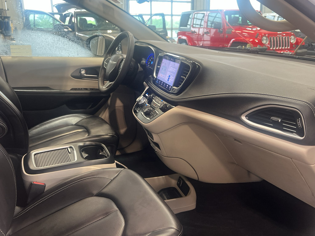 Used 2023 Chrysler Pacifica Touring-L FWD image 25