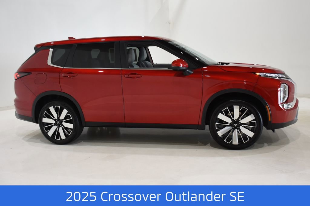New 2025 Mitsubishi Outlander SE image 3