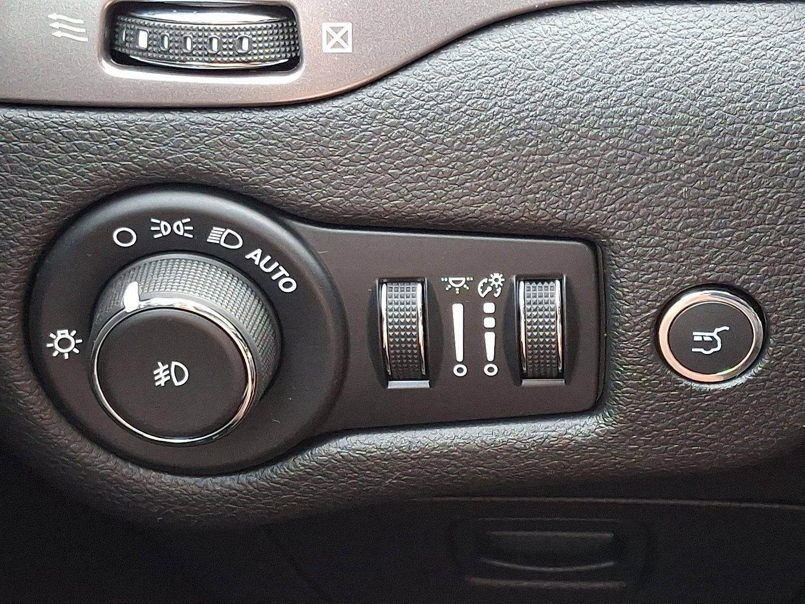 Used 2020 Jeep Cherokee Latitude Plus w/ Comfort/Convenience Group AWD/4WD image 26