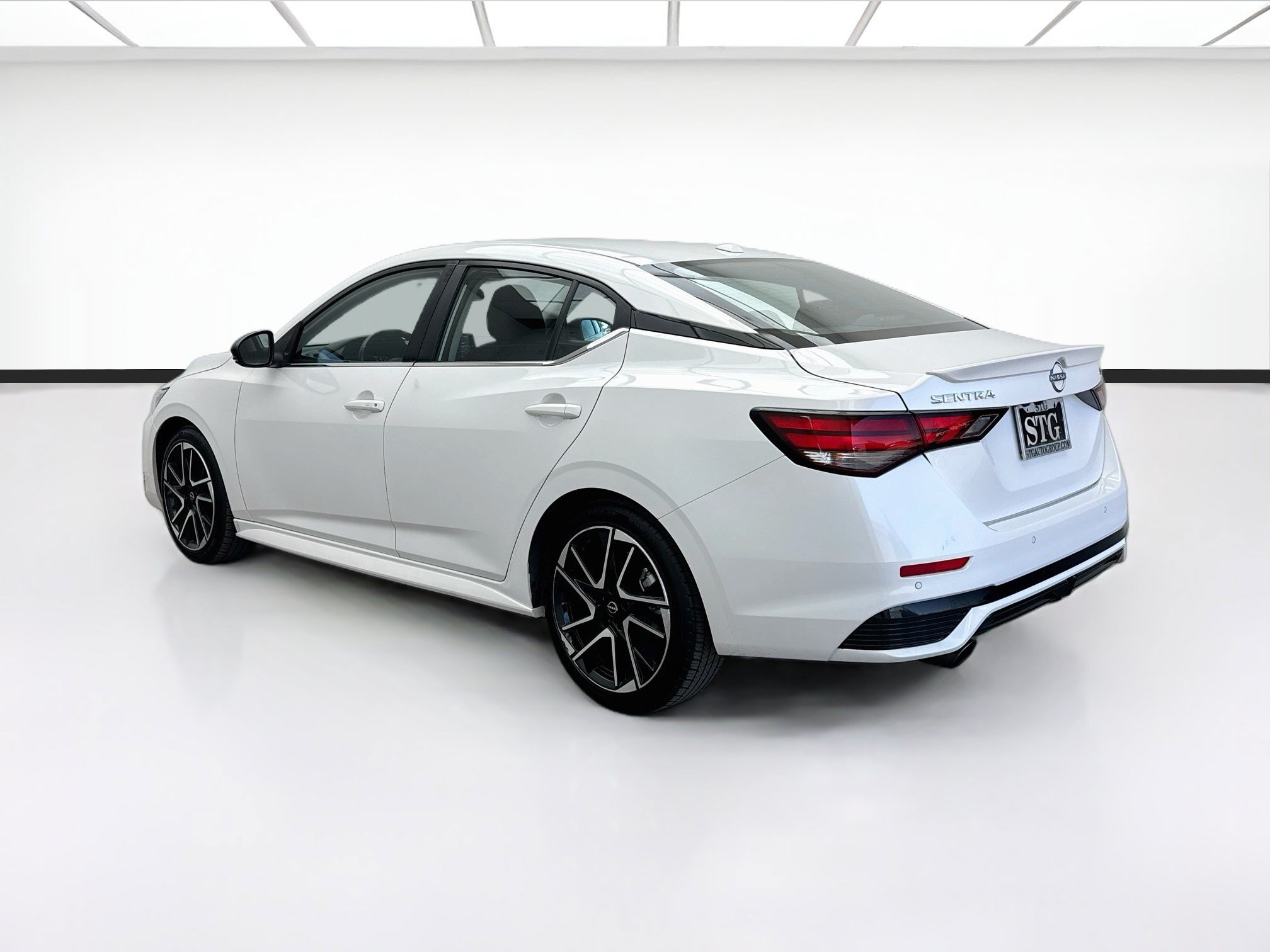 Used 2025 Nissan Sentra SR FWD image 6