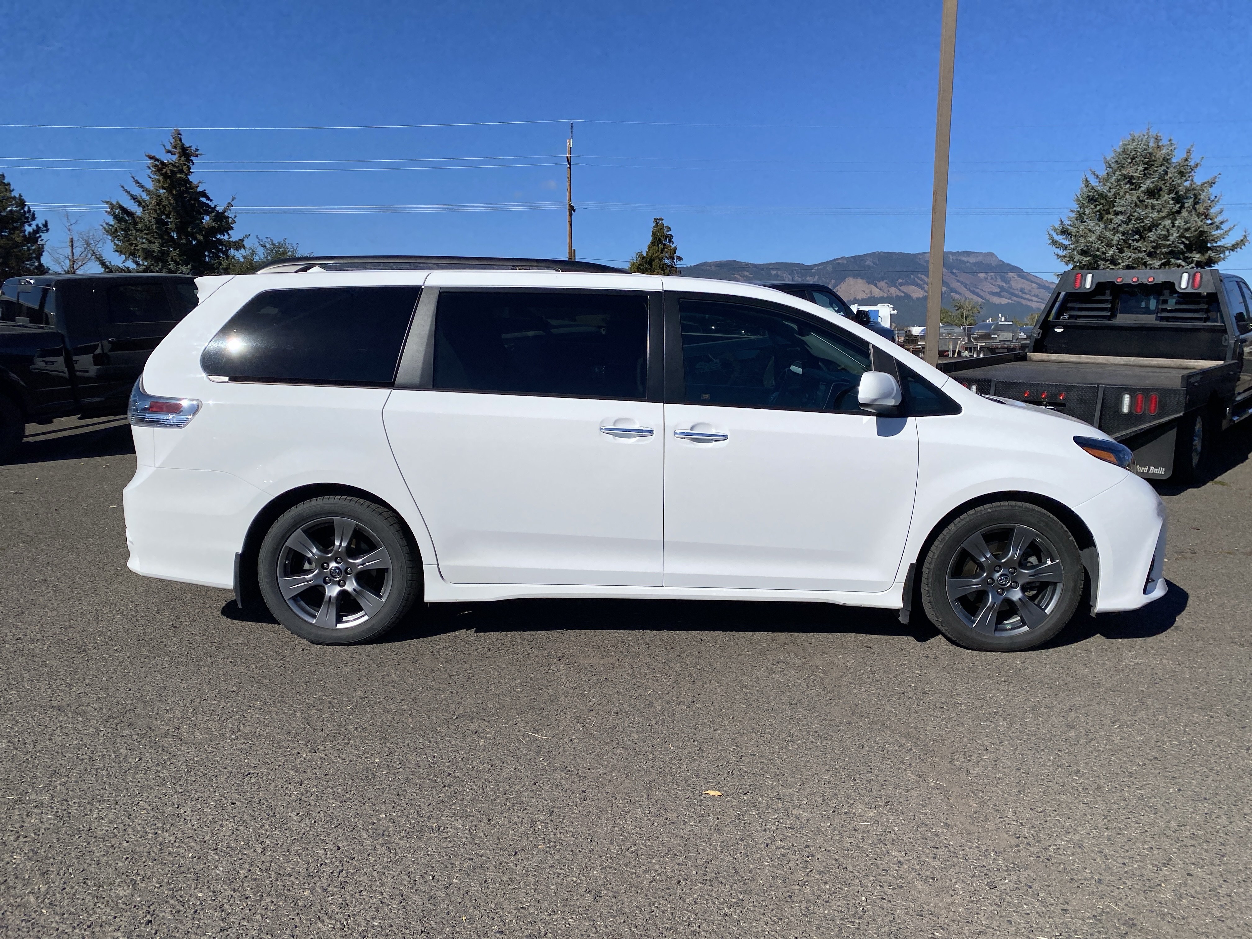 Used 2018 Toyota Sienna SE FWD image 2