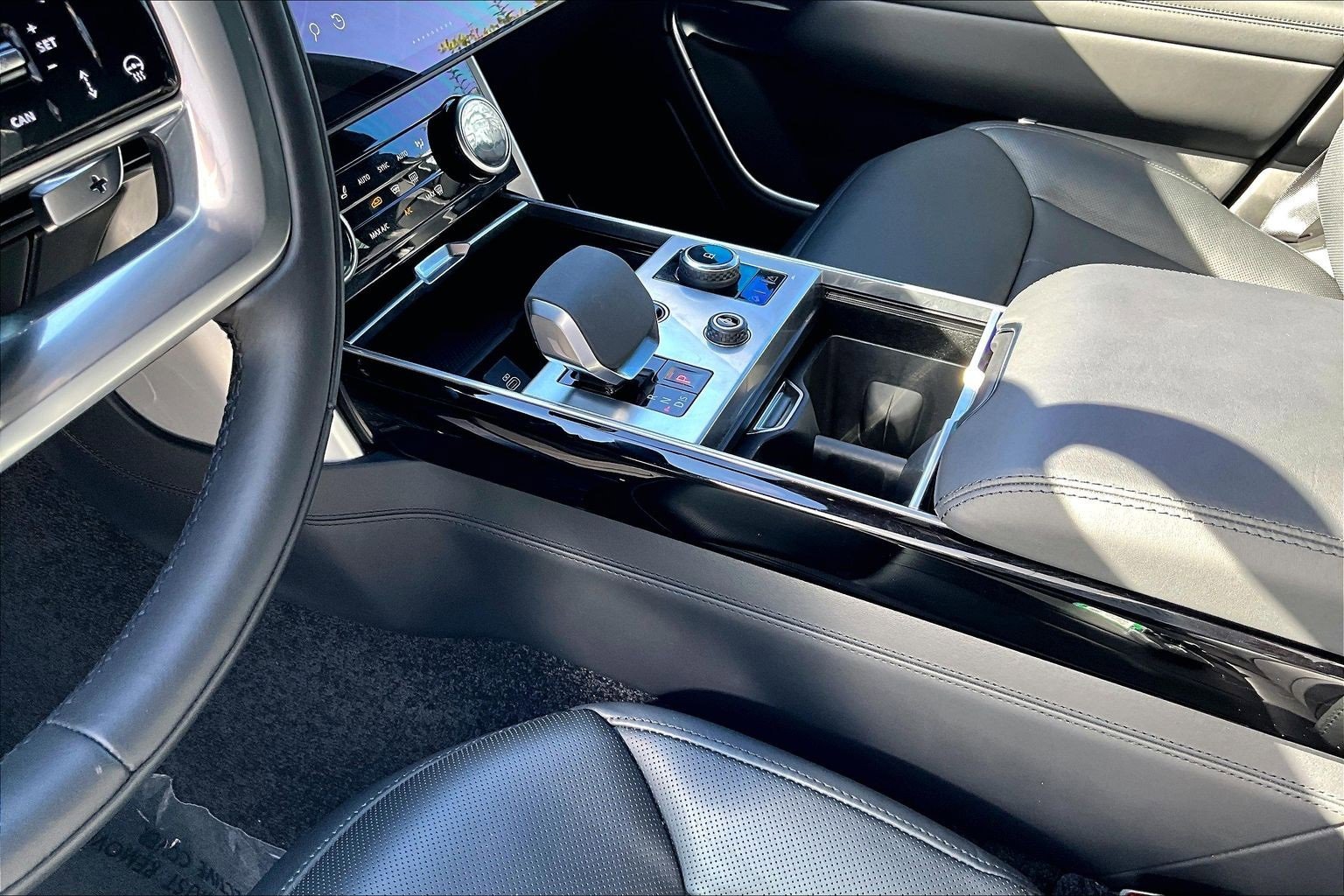 Used 2023 Land Rover Range Rover SE image 17