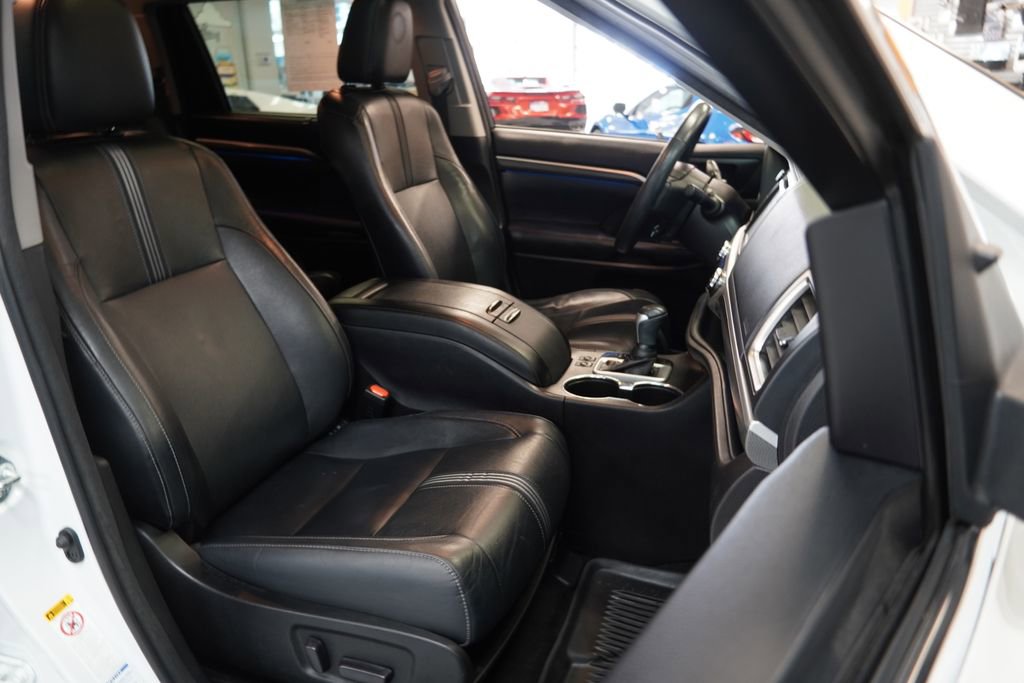 Used 2018 Toyota Highlander SE image 35