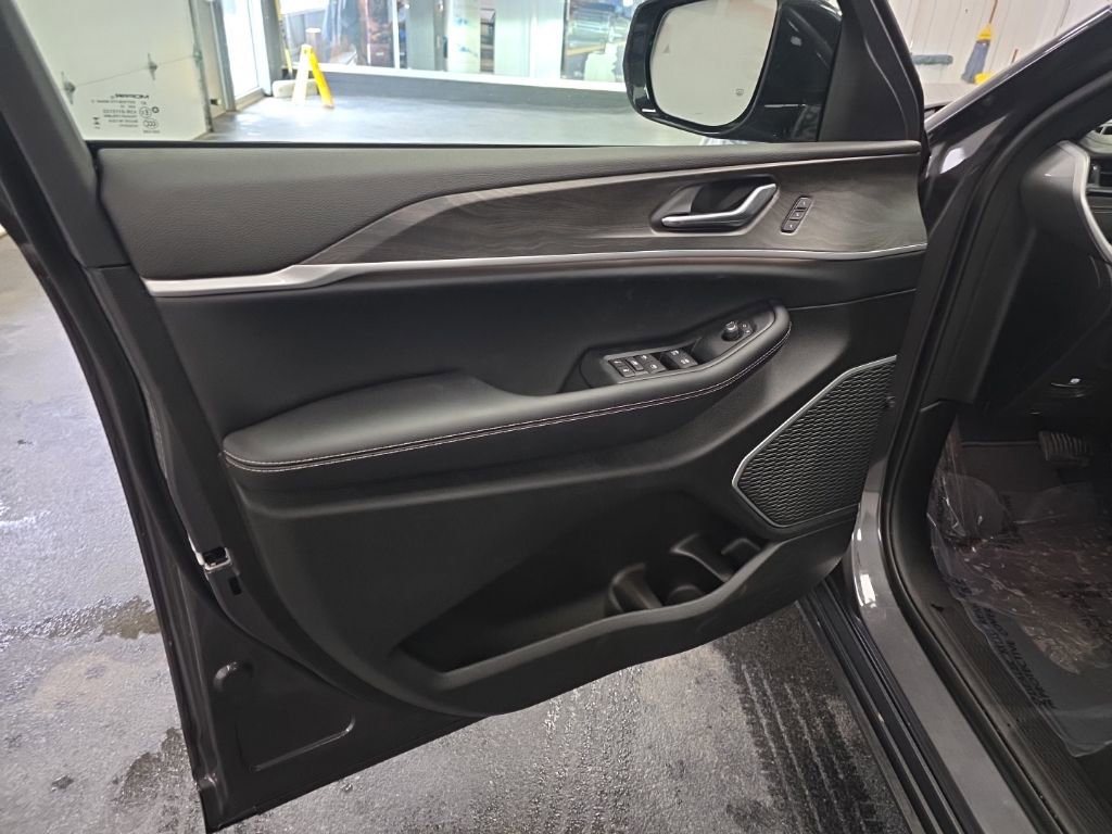 New 2026 Jeep Grand Cherokee L Limited w/ Limited Altitude Package image 16