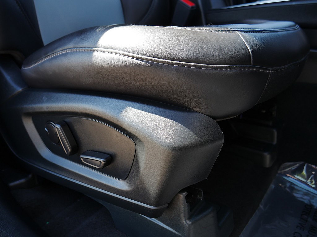 Used 2023 Ford Explorer XLT w/ Equipment Group 202A AWD/4WD image 59