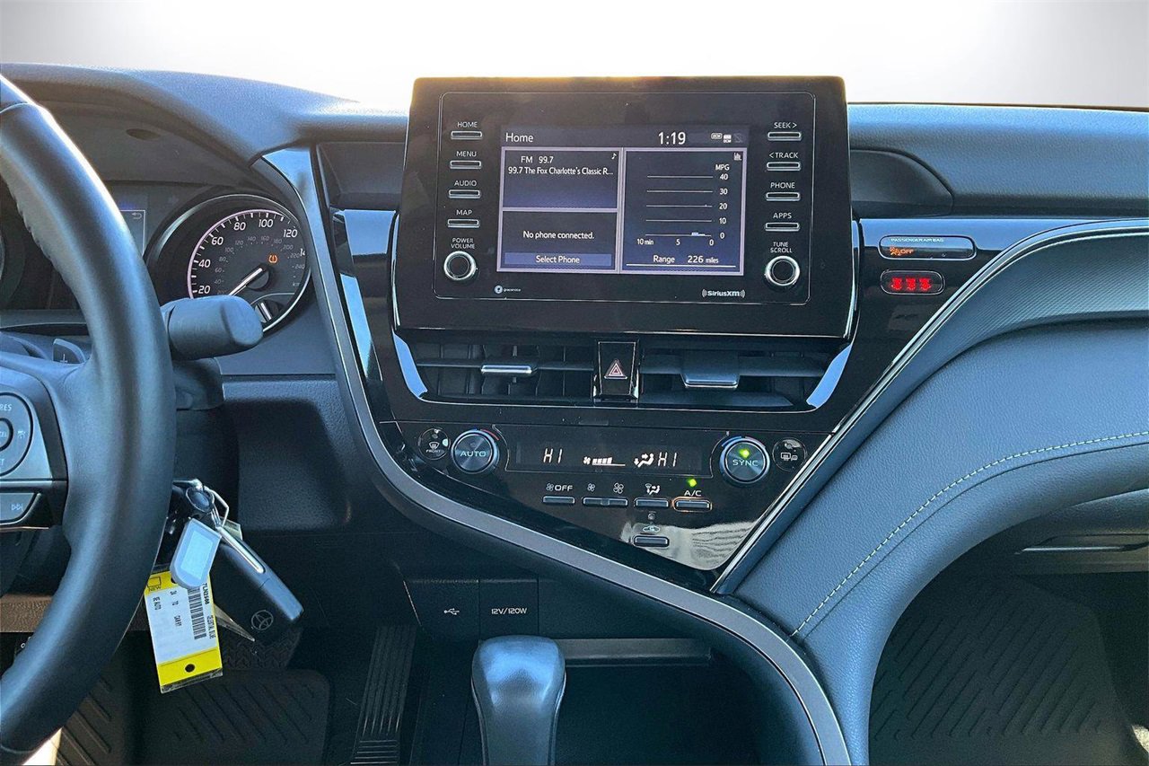 Used 2024 Toyota Camry SE image 12