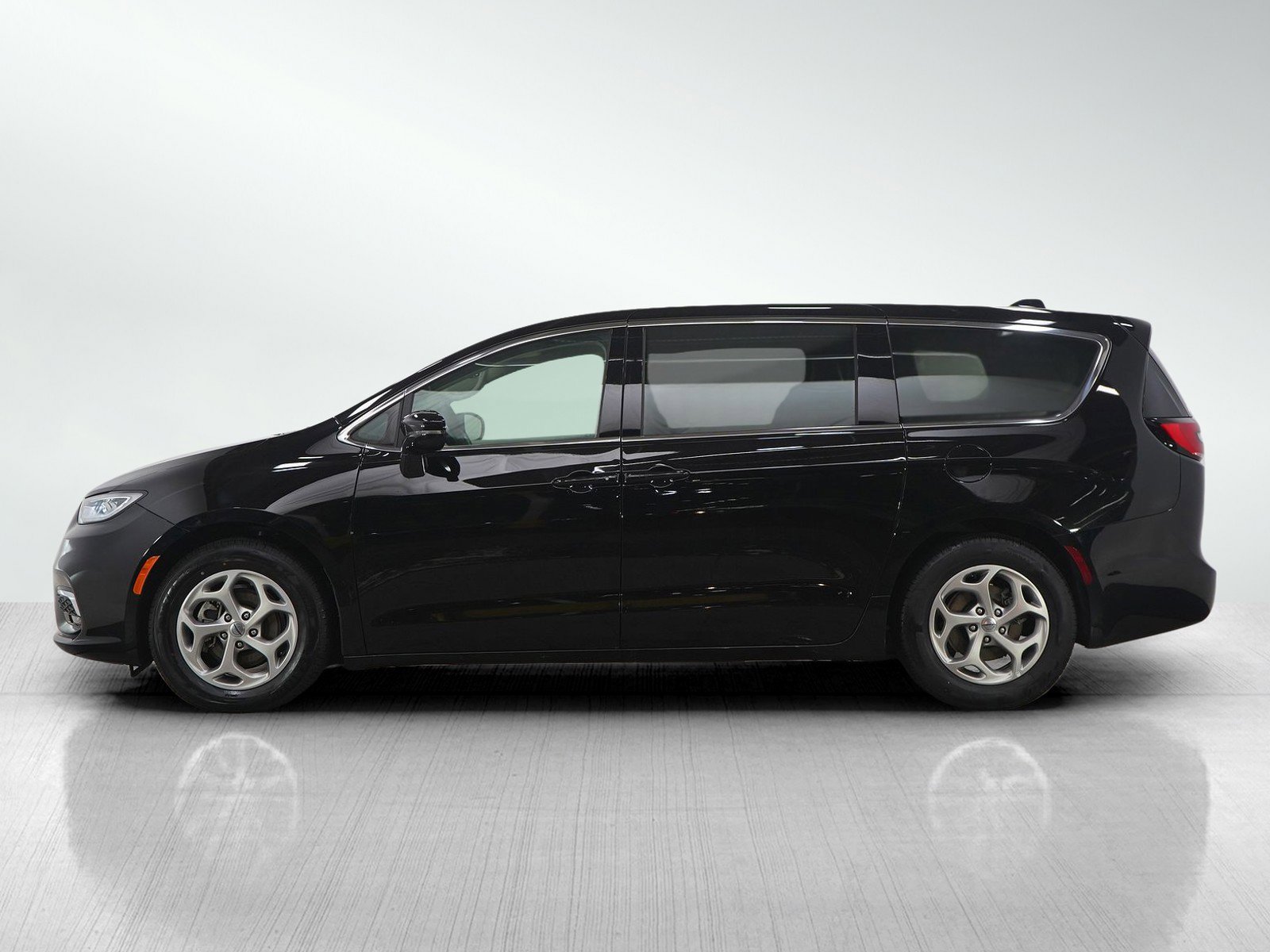 Used 2024 Chrysler Pacifica Limited image 3