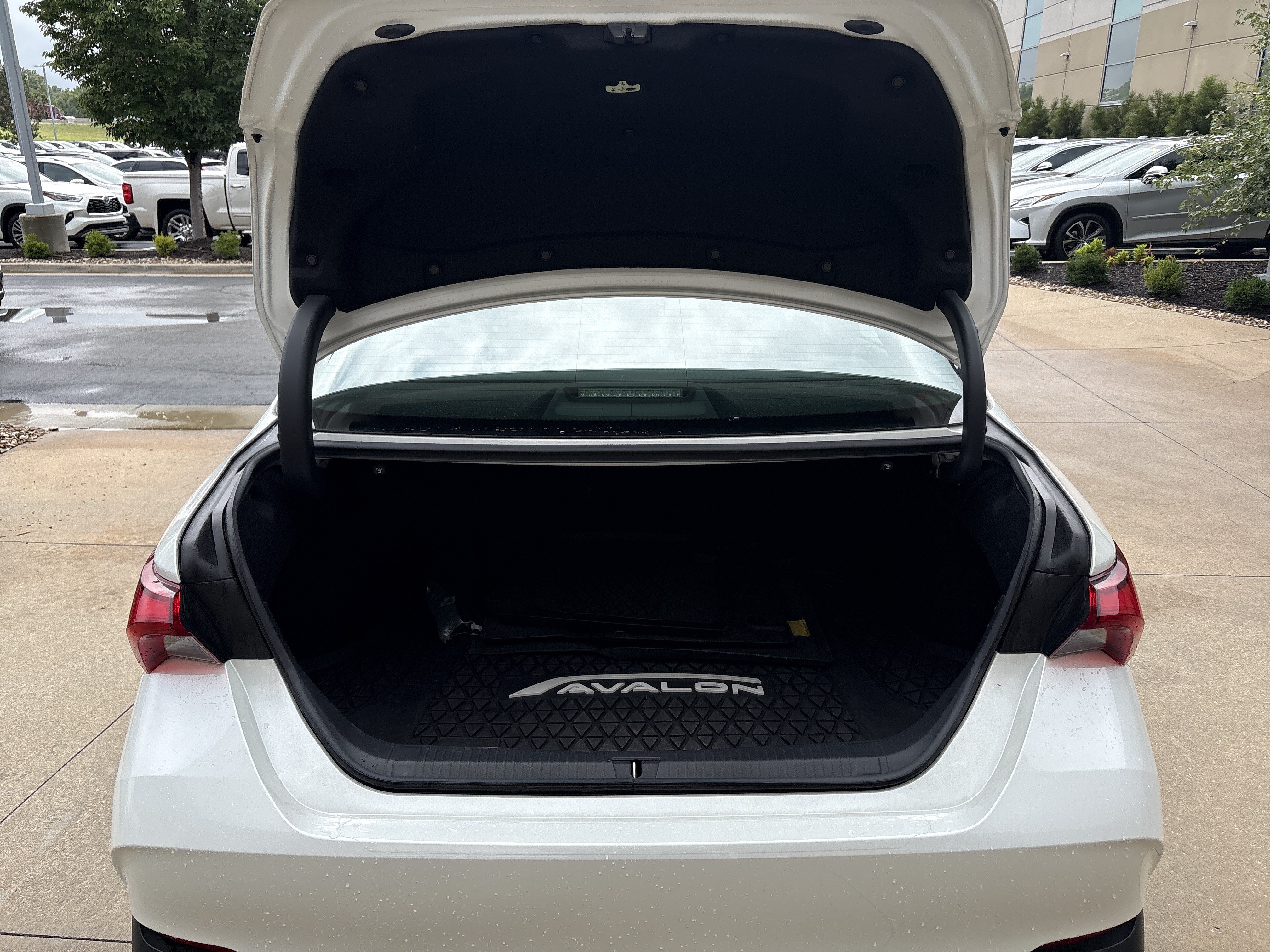 Used 2021 Toyota Avalon XLE w/ Moonroof Package FWD image 32