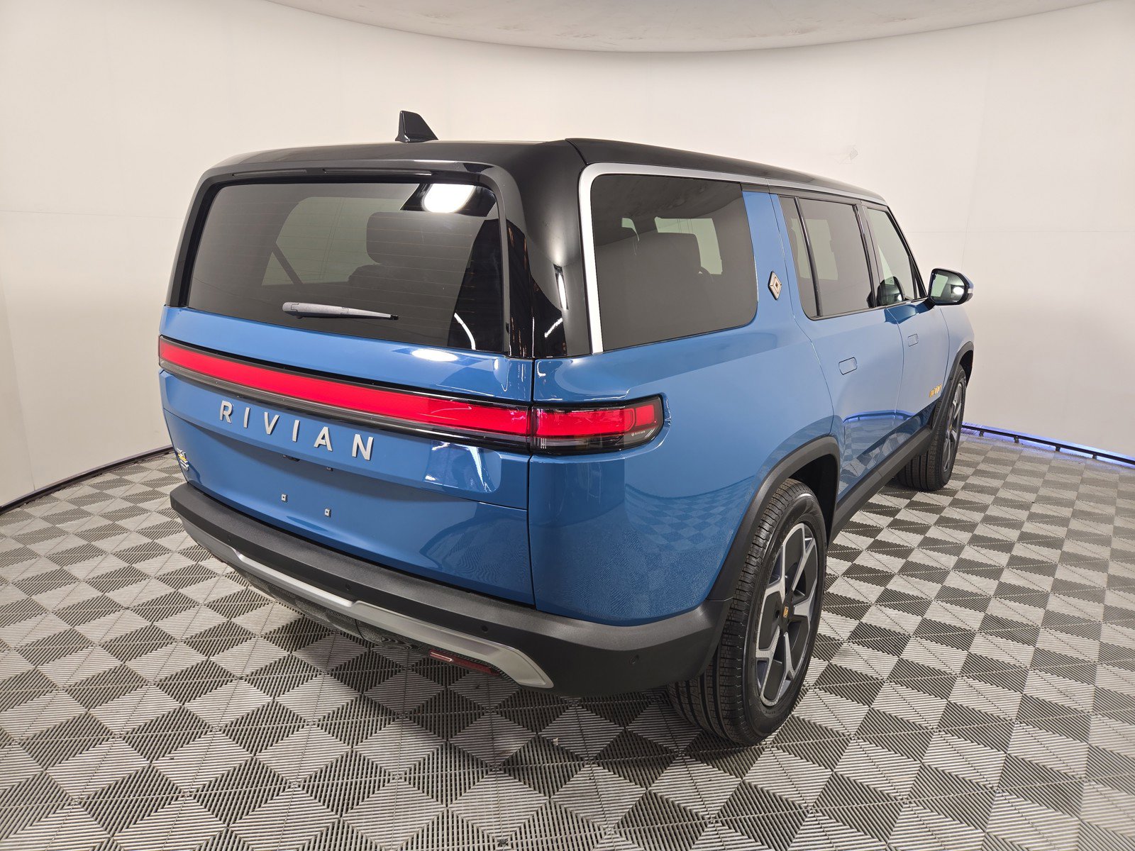 Used 2024 Rivian R1S Adventure AWD/4WD image 5