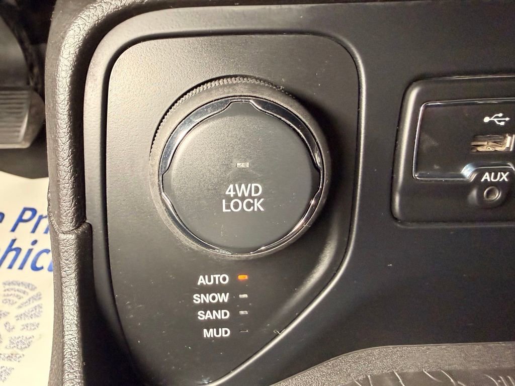 Used 2015 Jeep Renegade Latitude w/ Popular Equipment Group AWD/4WD image 24