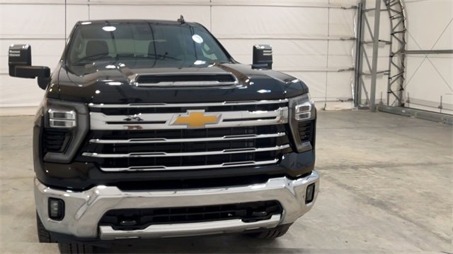 Used 2025 Chevrolet Silverado 2500 LTZ w/ LTZ Convenience Package image 4