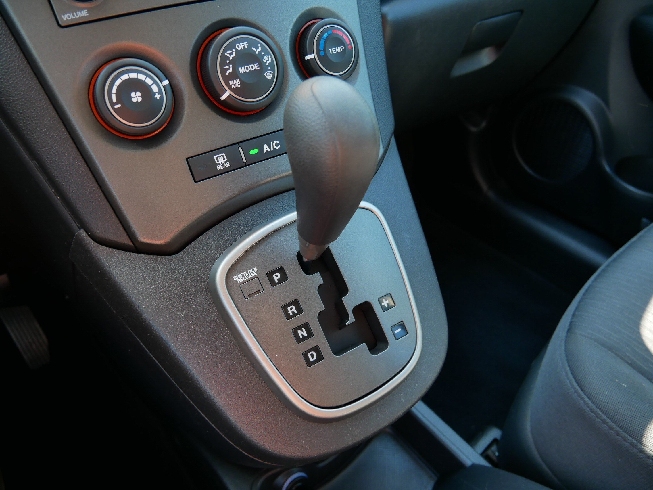 Used 2008 Kia Rondo LX w/ Convenience Pkg FWD image 25
