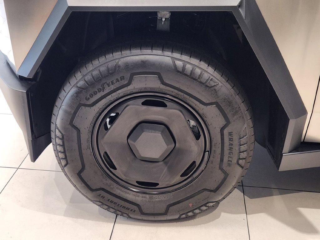 Used 2026 Tesla Cybertruck AWD Crew Cab image 10