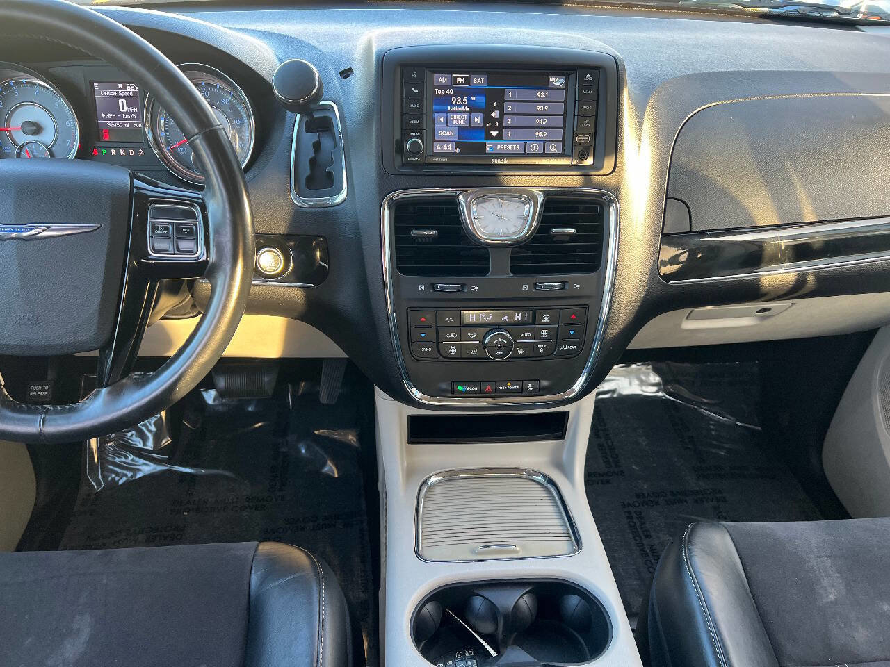 Used 2014 Chrysler Town & Country Touring-L image 39