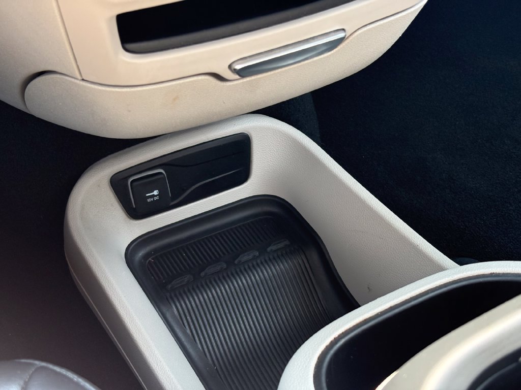 Used 2023 Chrysler Pacifica Touring-L FWD image 38