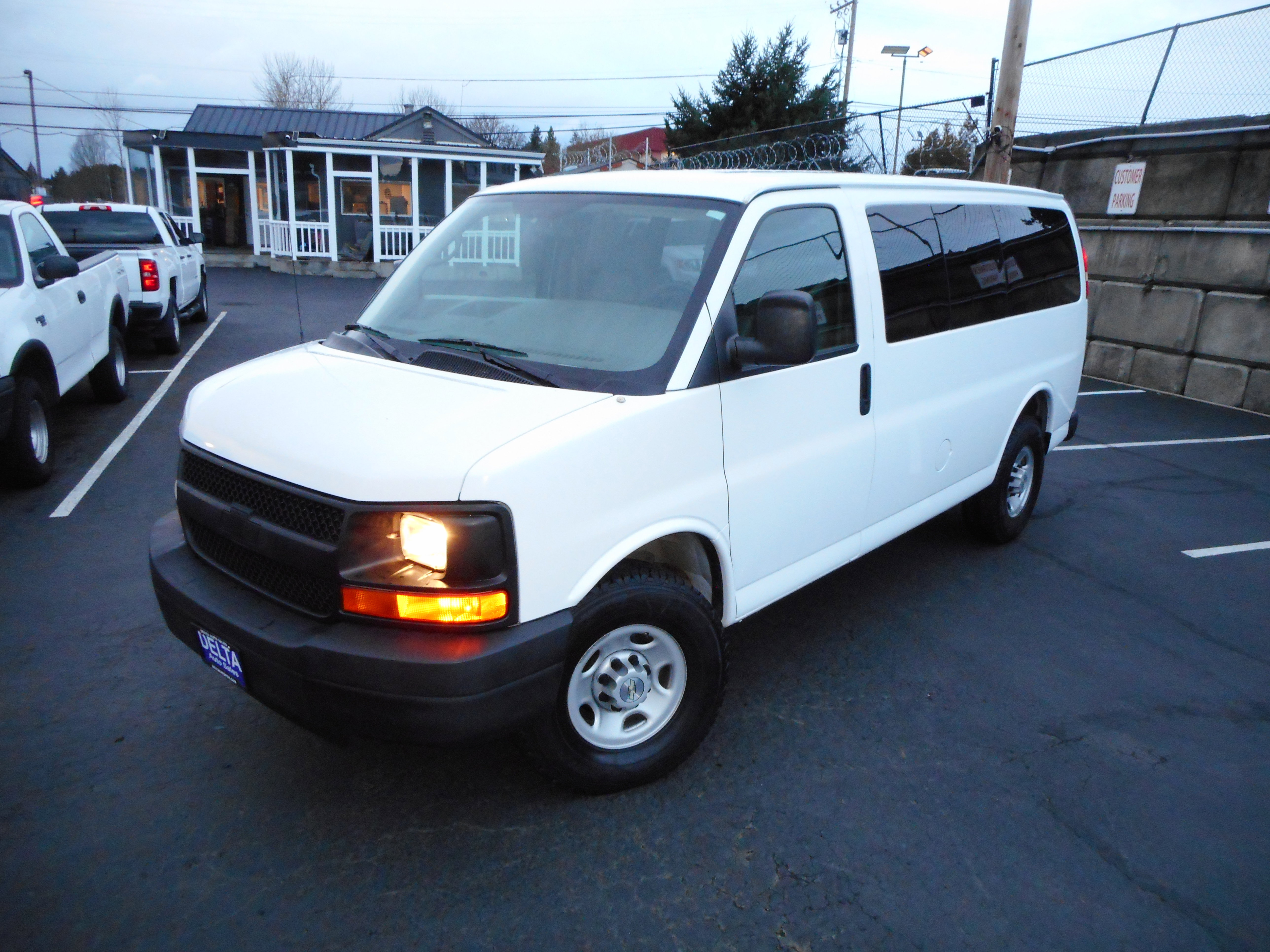 Used 2008 Chevrolet Express 3500 Passenger image 4